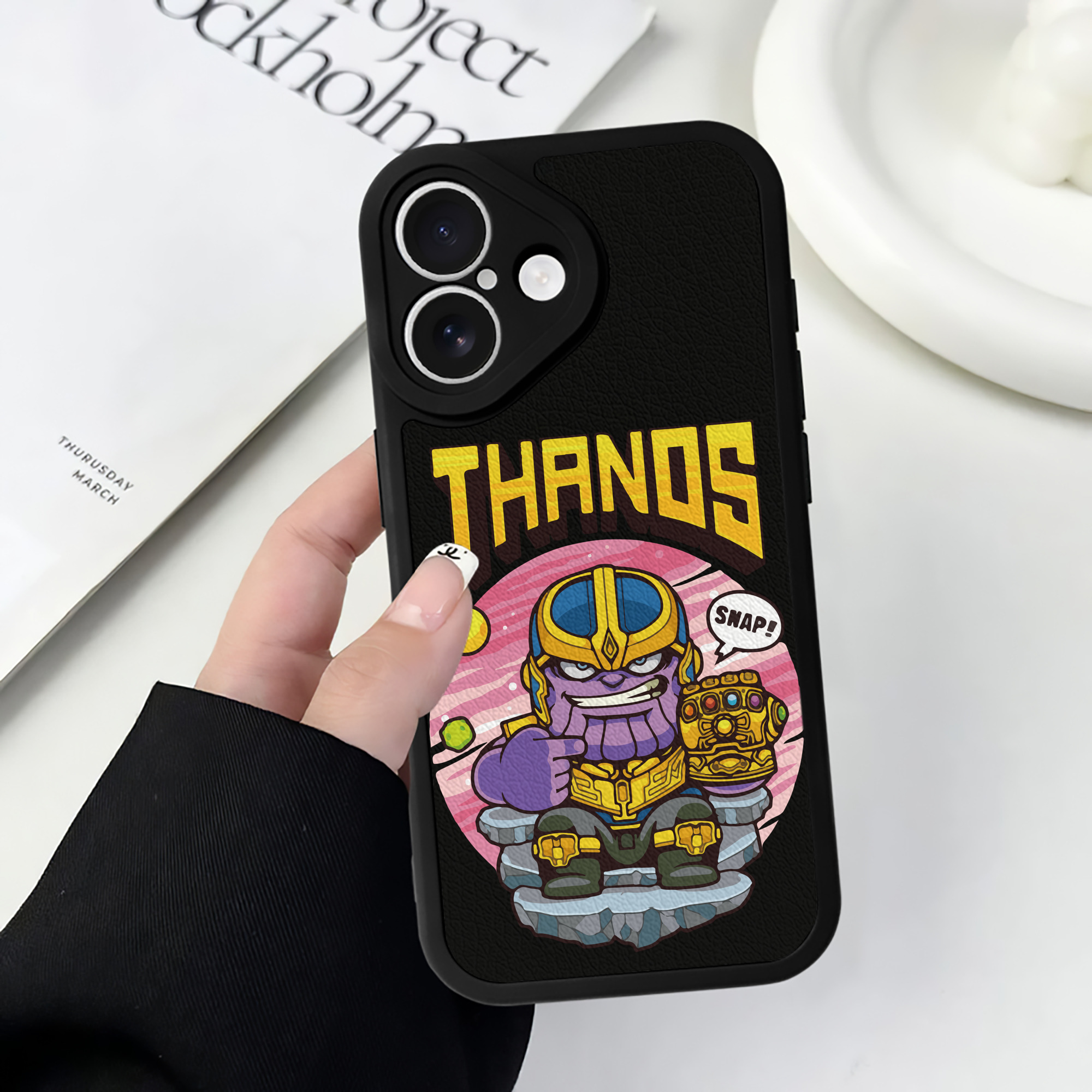 （画像用） アベンジャーズ The Avengers 【iPhone 16シリーズ対応】シリコンスマホケース（レザー調） 材質：シリコン